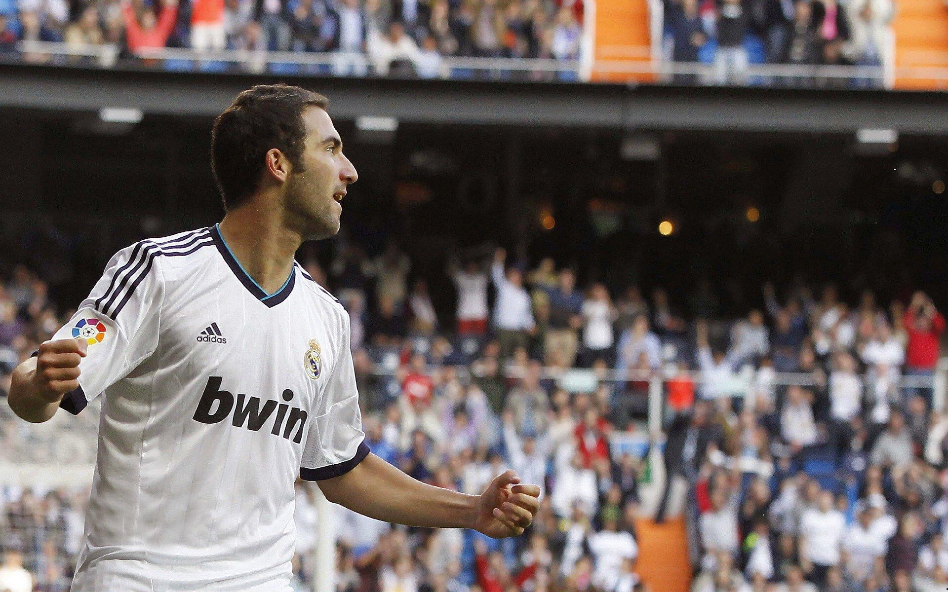 兰德尔创队史三双里程碑，强调团队篮球哲学助球队崛起