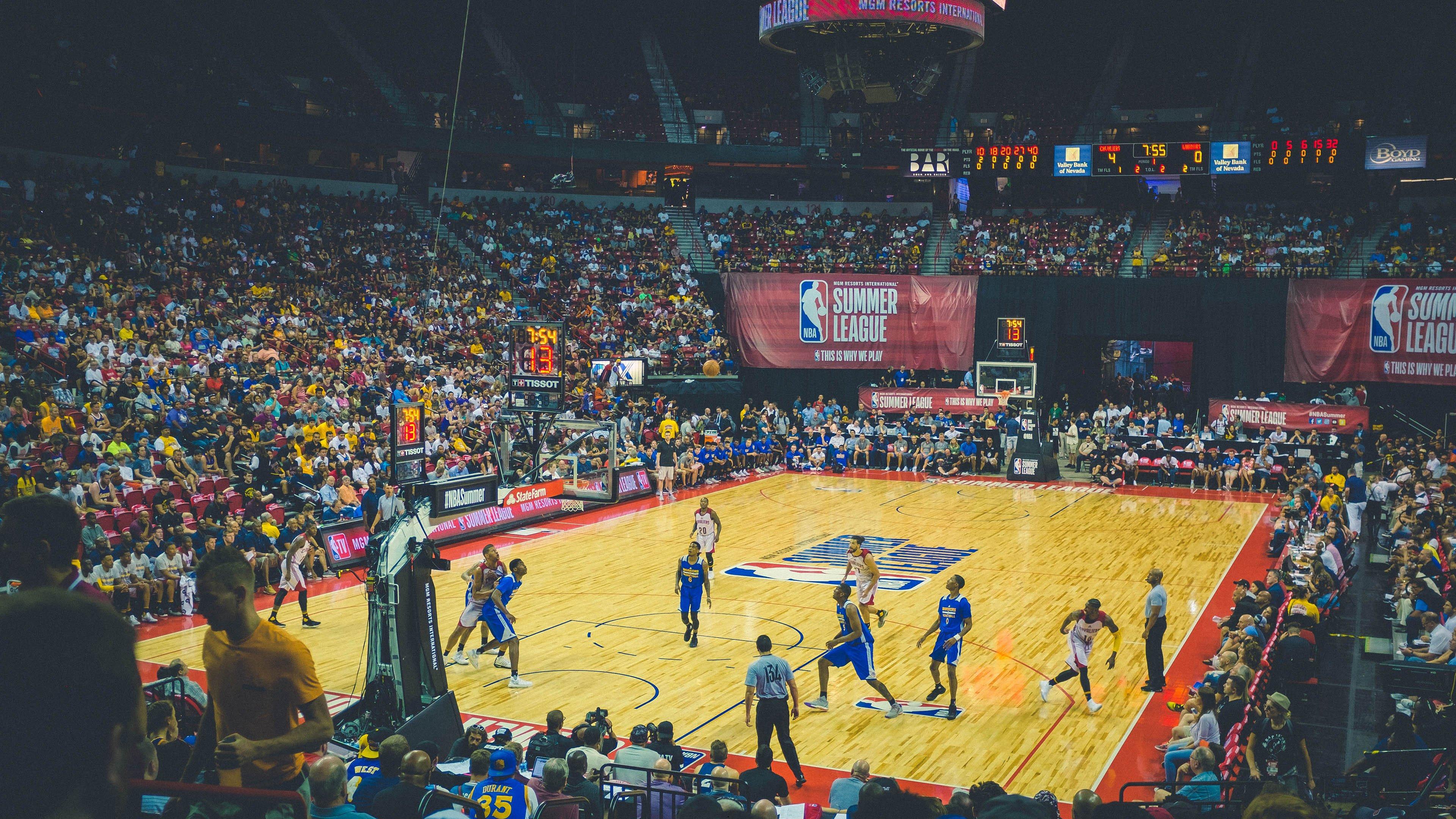 当热血沸腾时，NBA球场上为队友出头的瞬间，球员们如何权衡冲动与理智？